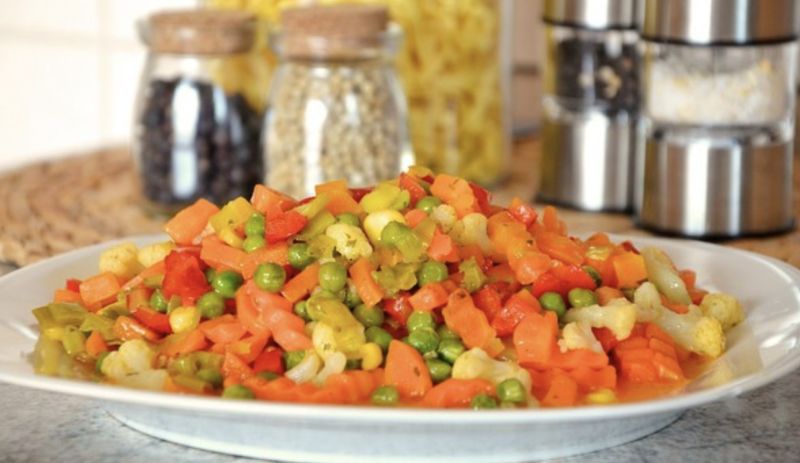 ▲由青豆、紅蘿蔔及玉米所組成的料理「三色豆」，雖然營養價值高，味道卻不受台人歡迎。（示意圖／翻攝自Pixabay）