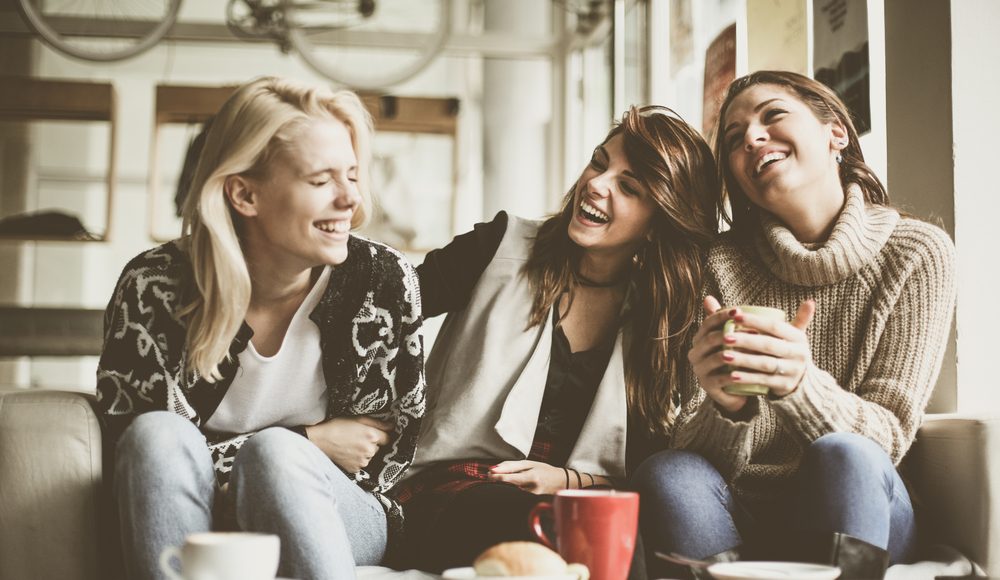 ▲找一群跟你一起成長的人走一段，彼此有不同的嚮往，能成就彼此不帶情緒，這才是大人成熟的友情。（圖／Shutterstock）