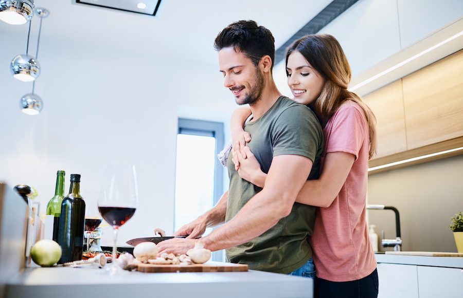 ▲與另一半同居，是情侶交往中的一個里程碑，更顯示你們的感情又進了一步。然而，看似甜蜜的兩人世界，真的有那麼美好嗎？（圖／Shutterstock）