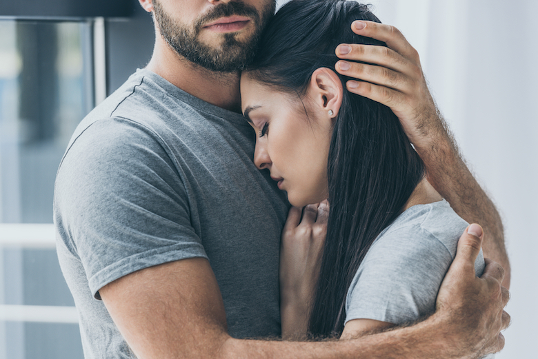 ▲當女生在外面受到傷害時，這時候要的只是男人的安慰，一個溫柔的擁抱。（圖／Shutterstock）