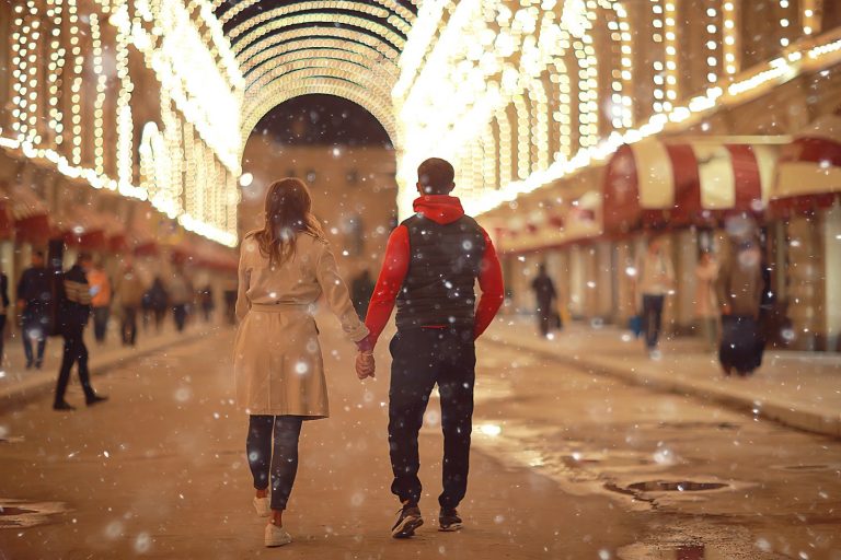 ▲他陪她看了聖誕樹，一起站在百貨公司外吹風吃冰淇淋，他們看著路人發呆，跟他相處很輕鬆，但她沒怎麼把他放在心上。（圖／Shutterstock）