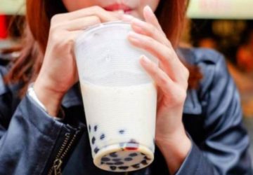 ▲「手搖杯飲料」吸管該怎插?知情人揭3優勢。(示意圖/達志影像/美聯社) ▲「手搖杯飲料」吸管該怎插?知情人揭3優勢。(示意圖/達志影像/美聯社)