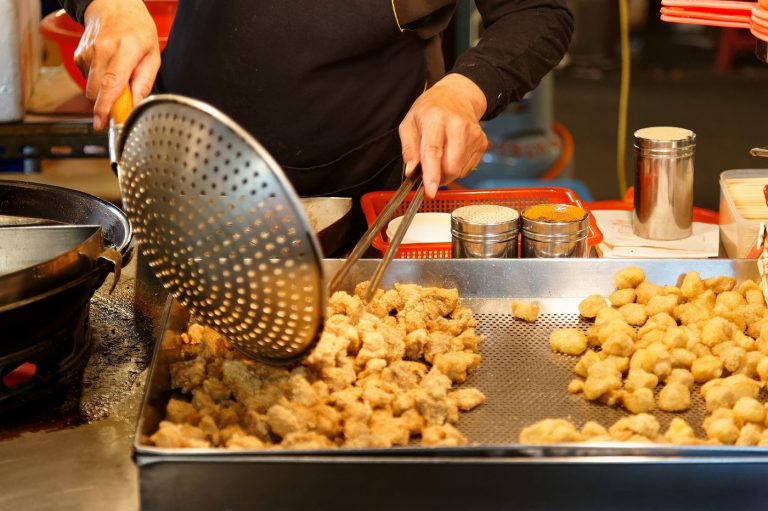 ▲原PO買鹹酥雞回家，配黃金泡菜一起吃，直呼「超順口」。（圖／Shutterstock）