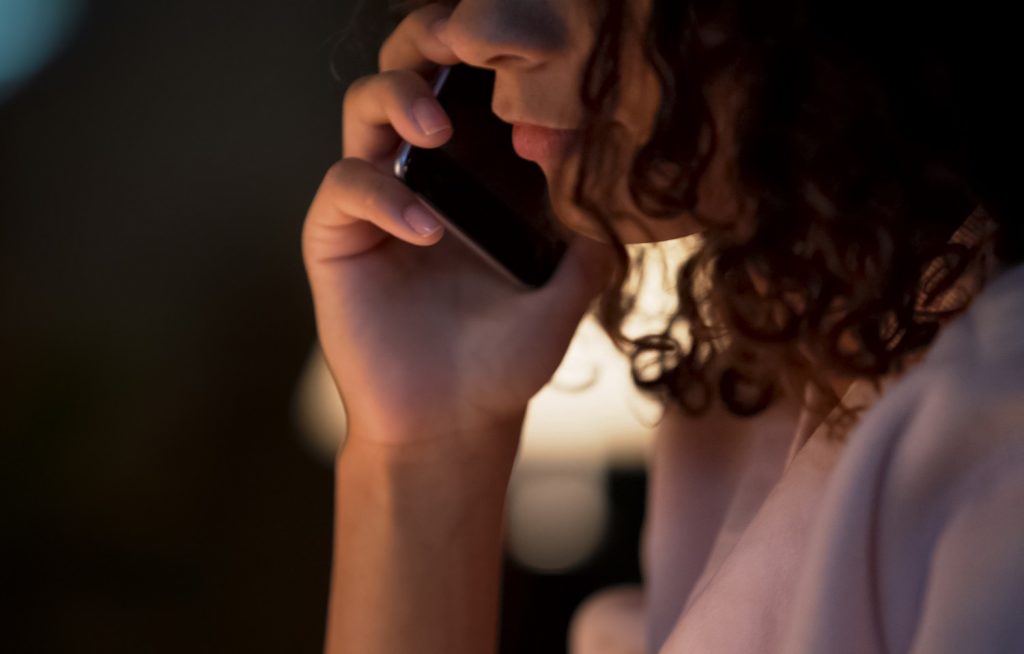 ▲後來，又兩通，再一通。她接起來。（圖／Shutterstock）