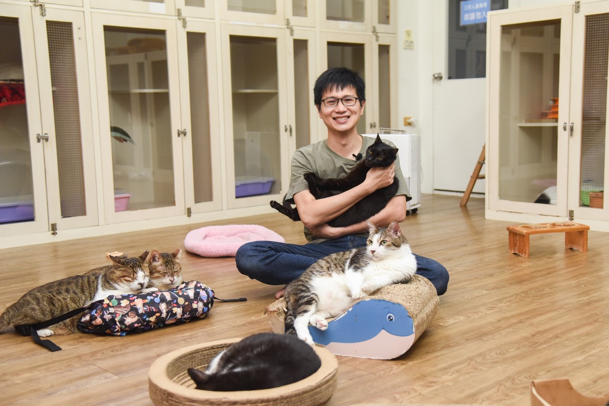 《拼圖喵中途之家》創辦人燒賣與寵毛網分享創立貓咪中途的心路歷程。（圖／寵毛網，記者陳明安攝）