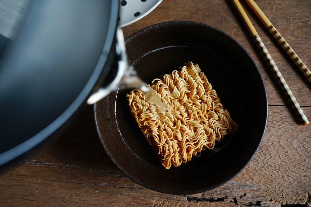 ▲網友分享自己在肚子餓時，隨手拿了一包「泡麵」下次煮，結果細看包裝讓她非常傻眼。（圖／Shutterstock）