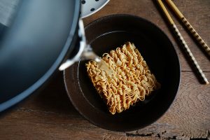 ▲原PO分享台灣泡麵「最神吃法」，貼文一出，全場大讚「真的爽」。（示意圖／Shutterstock）