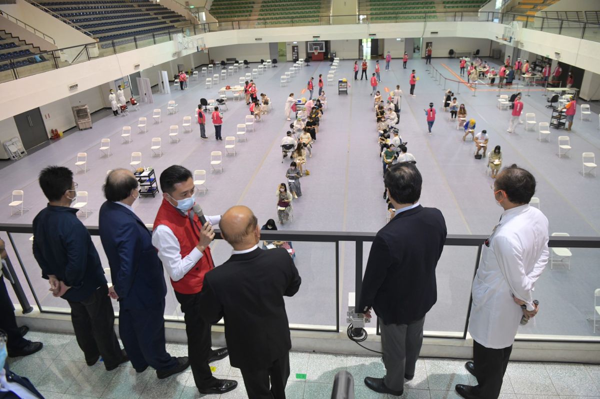 ▲行政院長蘇貞昌赴新竹市立體育館視察疫苗接種站，新竹市長林智堅簡報說明。（圖／行政院提供）
