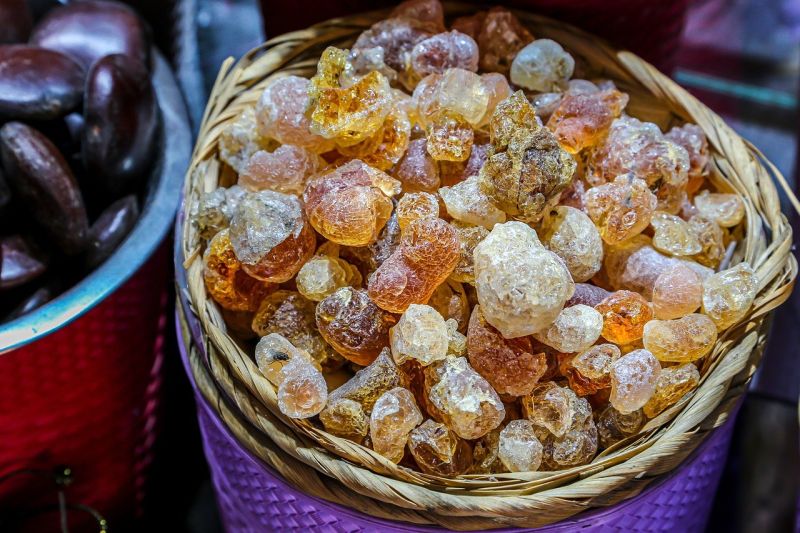 ▲白色冰糖與黃色冰糖究竟有何差別?搜狐美食專欄《小乾倩倩的遊戲的美食》近日就分享兩者的區別與用途,若是用來煮甜湯,建議選擇黃冰糖,如果是做紅燒肉和熱菜,則可使用白冰糖來提味或調色。(圖/取自pixabay)