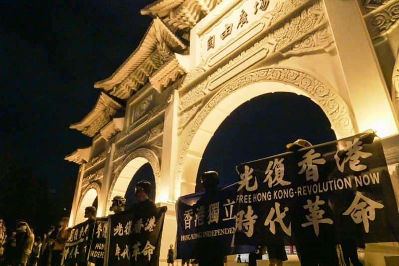 ▲陳樂晞導演的《不具名：自由的代價》劇照，一群在台的香港人在自由廣場前舉「香港獨立」布條。（圖／新北市政府新聞局提供）