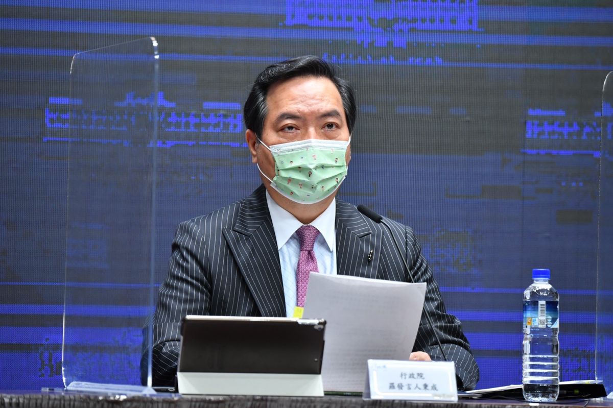 ▲台積電、鴻海及永齡基金會採購1000萬劑BNT疫苗捐贈給政府，消息振奮人心，得到各界掌聲，而蔡英文總統日前在臉書Po文強調：「行政院、中央流行疫情指揮中心，以及政府法律團隊，在談判過程中，夜以繼日協助捐贈單位」。不過，民眾黨立委高虹安揭露，合約要畫押前，行政院發言人羅秉成提了一項要求，讓2間企業炸鍋，也令人感到灰心。（圖／行政院提供）