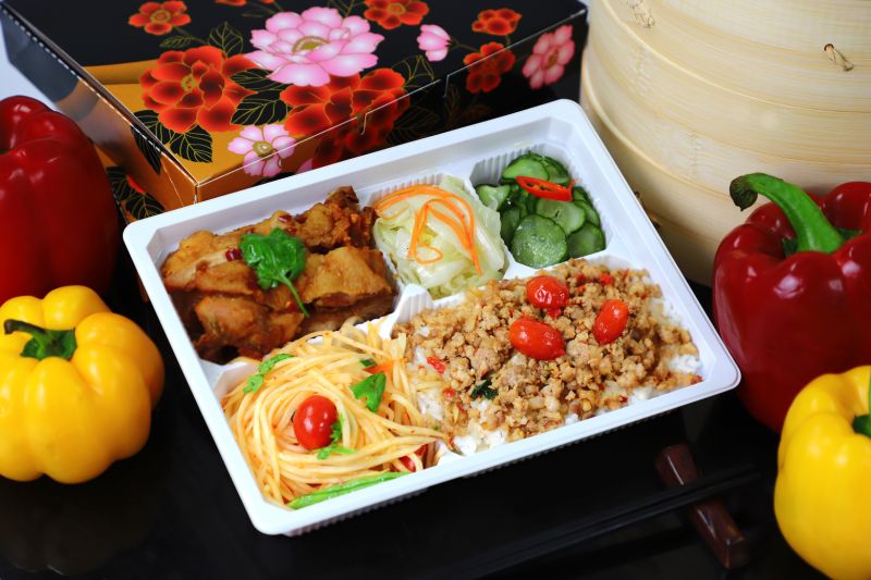 ▲台中林酒店也推出平價便當,主廚精製四款菜色,中式及異國美食兼具,選擇多。(圖/業者提供)