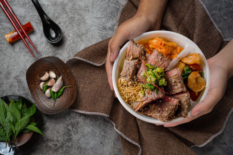 ▲台中知名燒肉店昭日堂七月新推升級版便當,標榜高檔牛排平價供應,滿滿溢出來的肉品,讓人看得垂涎。(圖/業者提供)