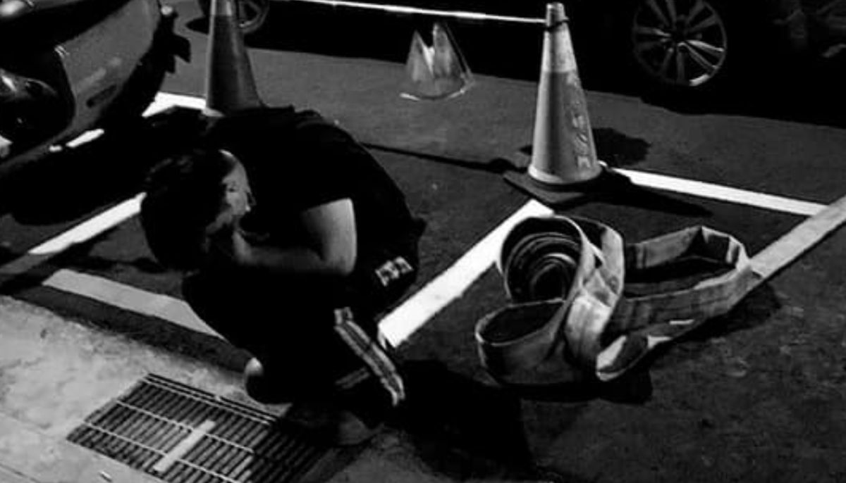 ▲彰化市地標「喬友百貨大樓」內的防疫旅館30日深夜大火，一名消防員殉職，同袍得知消息蹲在地上痛哭，畫面引人鼻酸。（圖/義消授權提供）