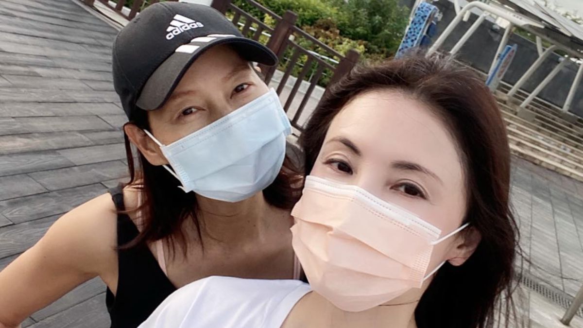 ▲何如芸（前）一張和丁寧的合照引來網友批判。（圖／何如芸臉書）