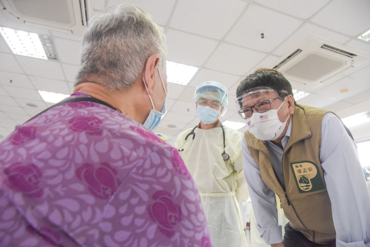 ▲屏東縣長潘孟安領導縣府團隊拚防疫，獲得普遍好評。（圖／潘孟安臉書）