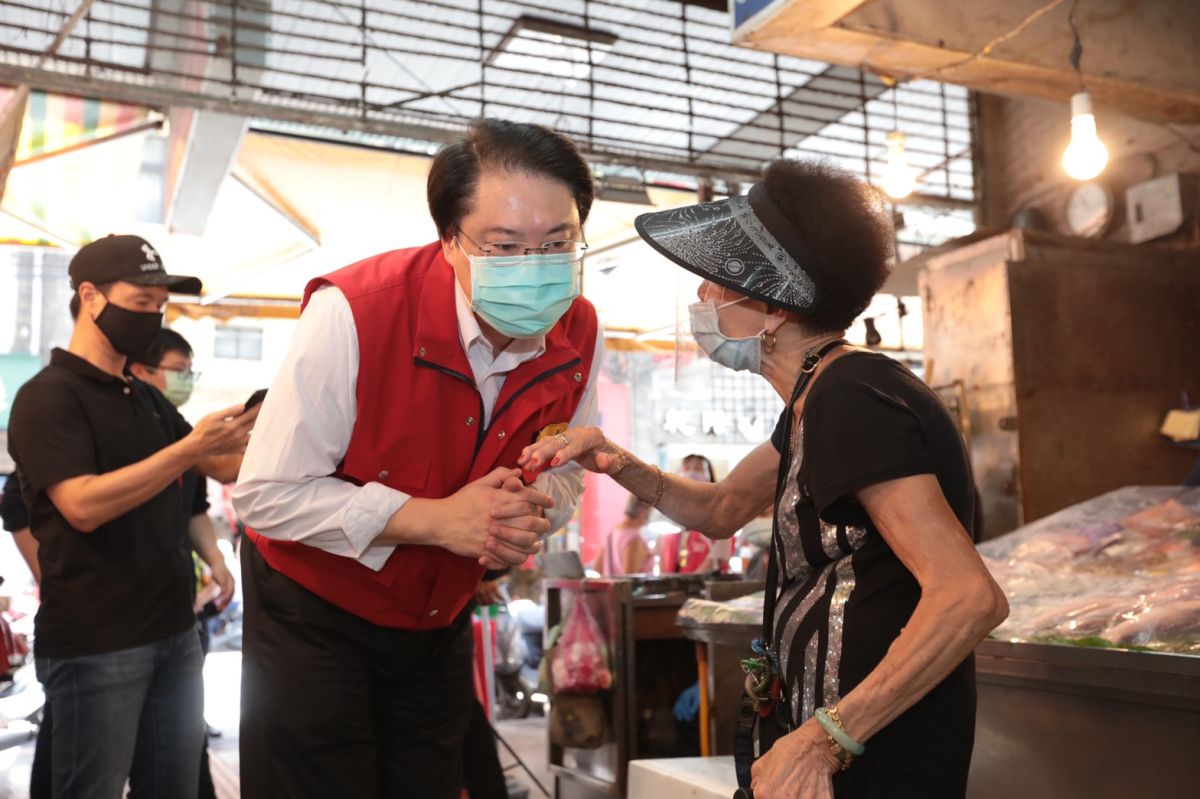 ▲林右昌今日由產發處的同仁陪同下，前往市場視察攤商施打疫苗的情況。（圖／基隆市政府提供）