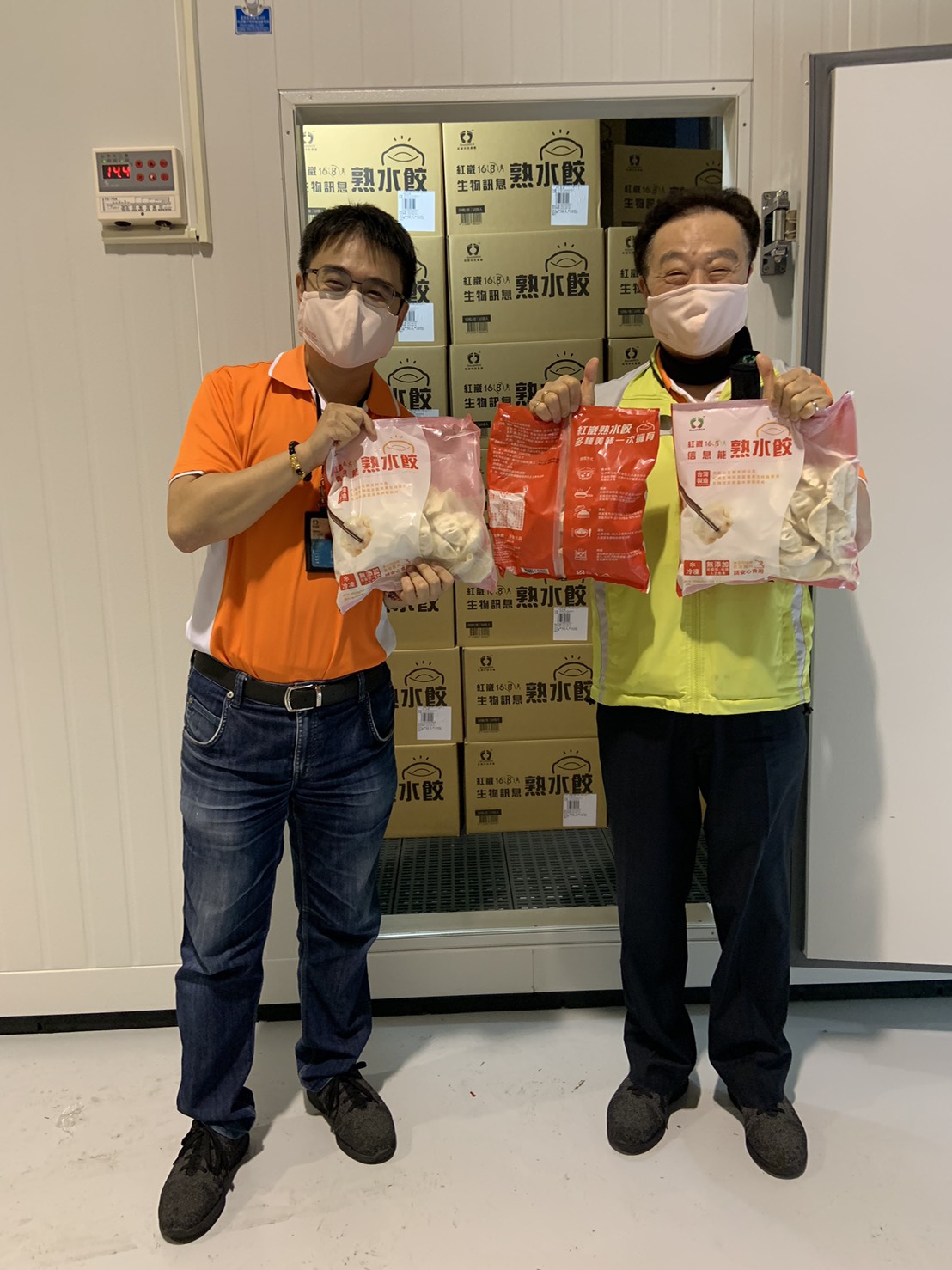 ▲紅崴科技集團創辦人謝進興(右)，總經理謝宗憲共同為新開發產品「紅崴168信息能冷凍熟水餃」開箱（圖/記者張振興攝，2021,07,01）