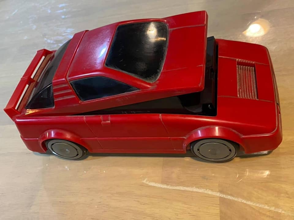 ▲有網友翻出家中的紅色跑車「模型」，勾起眾多網友的童年回憶。（圖／翻攝《爆廢公社公開版》）