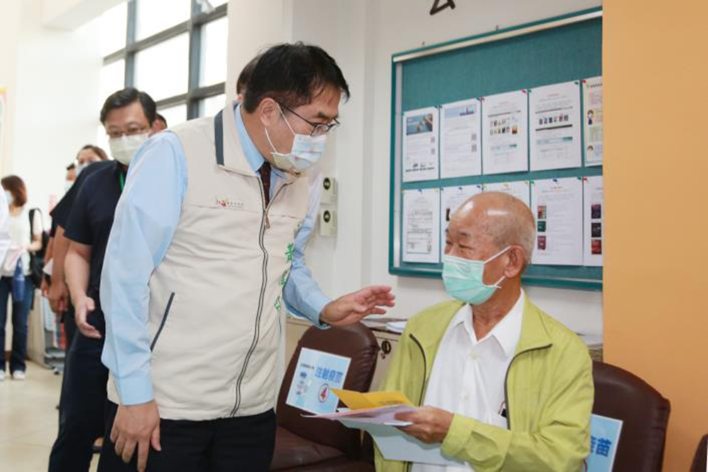 ▲莫德納疫苗開打首日，黃偉哲至奇美醫院關心長輩及孕婦施打狀況 （圖/記者林怡孜攝，2021,07,01）