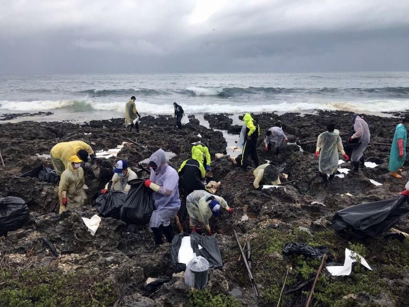 ▲恆春油污中油公司已出動僱用958名人力、75艘船及水上摩托等進行除污作業，並已清理約6.2噸廢棄物，預計於7月4日前可完成初步清除作業。（圖／屏東縣政府提供,