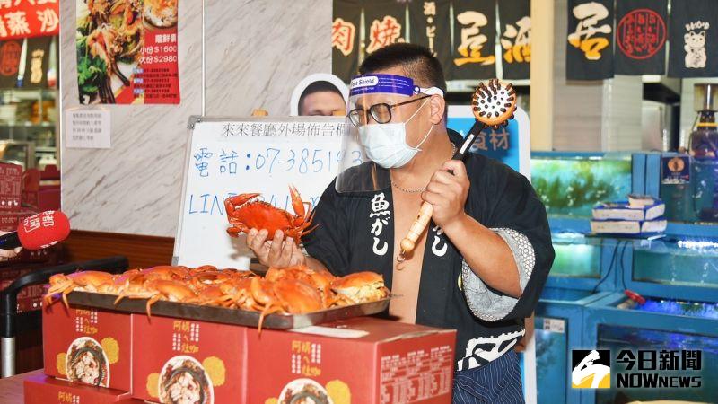 ▲海鮮碳烤餐廳開啟「直播」賣海產。（圖／記者陳美嘉攝，2021.06.30）