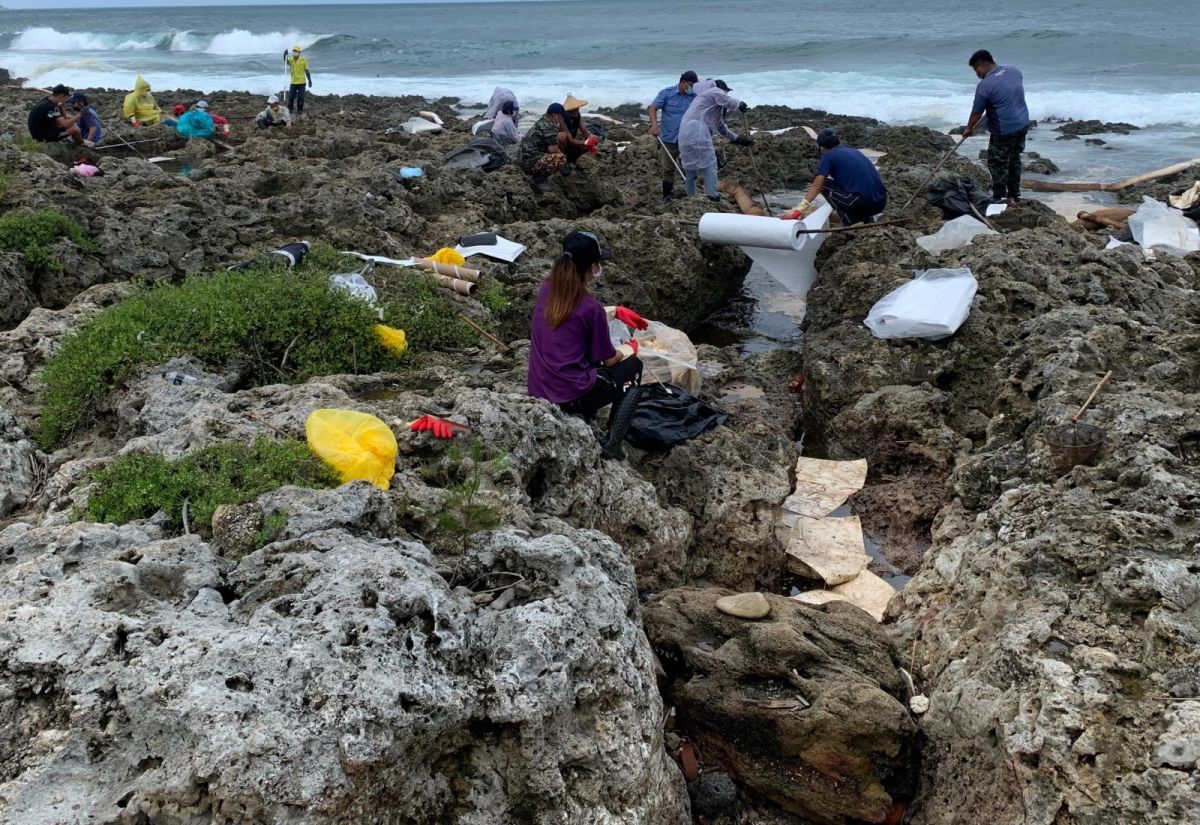 ▲台灣中油公司煉製事業部大林煉油廠高雄港外海2號浮筒發生油污洩漏事件，海洋保育署要中油加強清除岸際礁岩油污。(資料照／記者黃守作攝)
