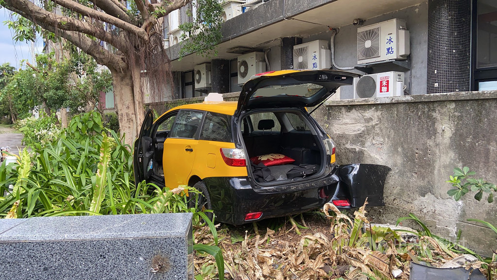 ▲計程車駕駛葉姓男子1日下午行經台北市南港區昆陽街及忠孝東路口時，疑因疲勞駕駛及操作不當，導致計程車暴衝，沿途衝撞一名女性騎士及一輛貨車，最後撞到衛福部側門矮牆後才停止，警方已排除酒駕狀況，葉男送醫治療中。（翻攝照片）中央社記者黃麗芸傳真 110年7月1日