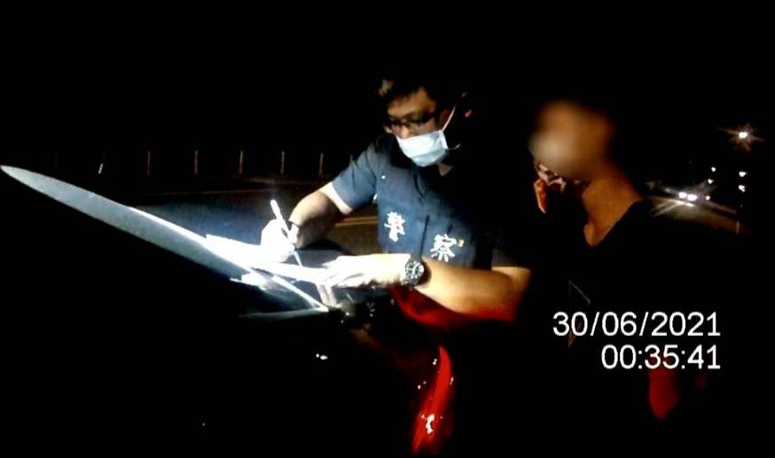 ▲男子在戶外抽菸未戴口罩，員警巡邏發現遭函送裁罰。（圖／蘆竹分局提供）