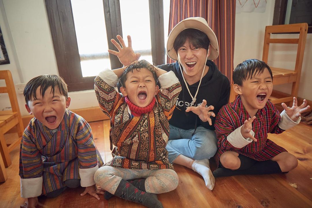 ▲池晟（右二）跟老婆輪流出來拍戲，表示想趁能賺錢時多賺一點。（圖／池晟IG）