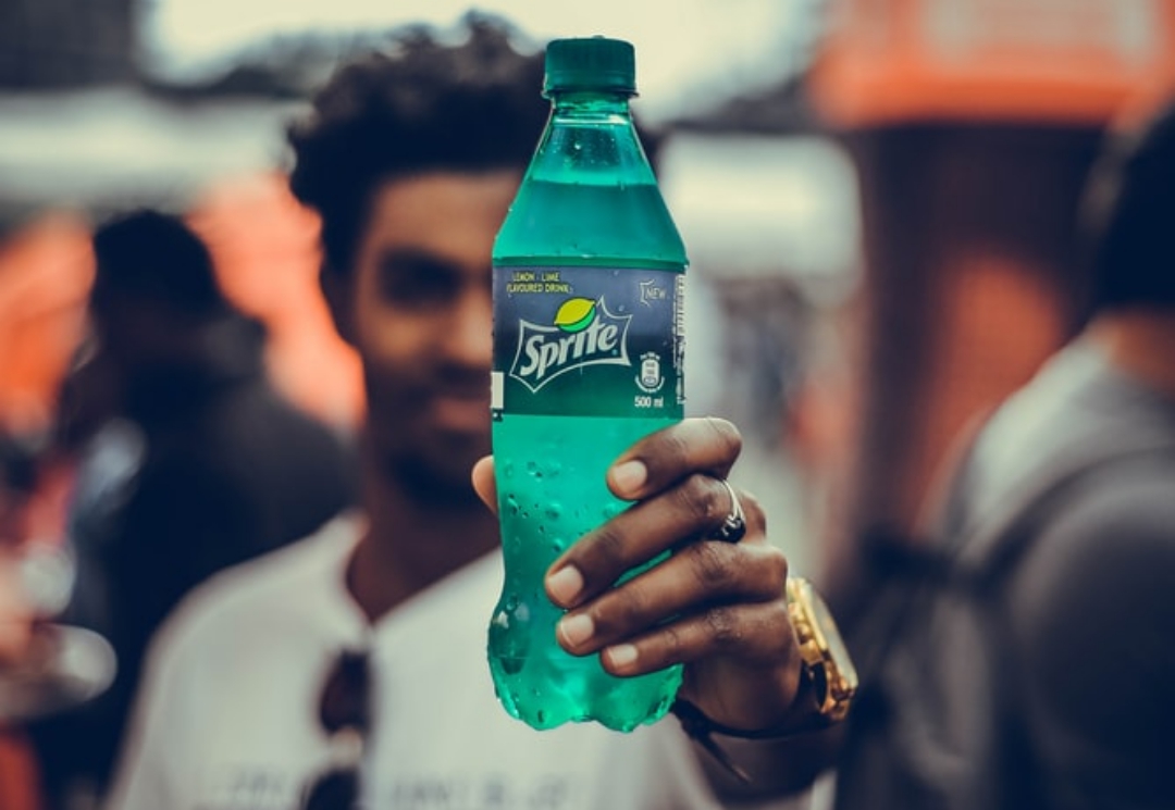 ▲網友透露自己第一次聽說雪碧的「特殊喝法」，釣出許多內行人分享。（示意圖／翻攝自Unsplash）