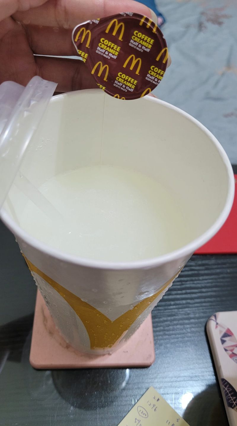 ▲網友分享雪碧加奶精的喝法，認為喝起來很像可爾必思。（圖／翻攝自《爆廢公社二館》臉書）
