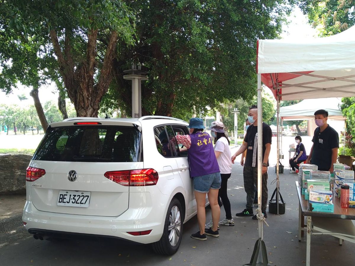 ▲新北市各長照機構1日下午到板橋435藝文特區，領取哈林庾澄慶和美德醫療所捐的防疫物資。（圖／新北市政府社會局提供）