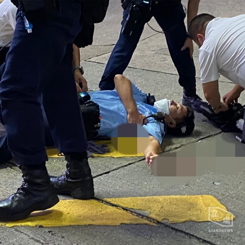 ▲1日晚間有香港警員在銅鑼灣遇襲。經查行兇男子為香港男梁健輝。香港維他奶公司證實梁健輝是其採購主任，並稱他「不幸逝世」後，引發中國網友痛批為「支持恐怖分子」，怒喊抵制。圖為受傷港警。（圖／翻攝自立場新聞）