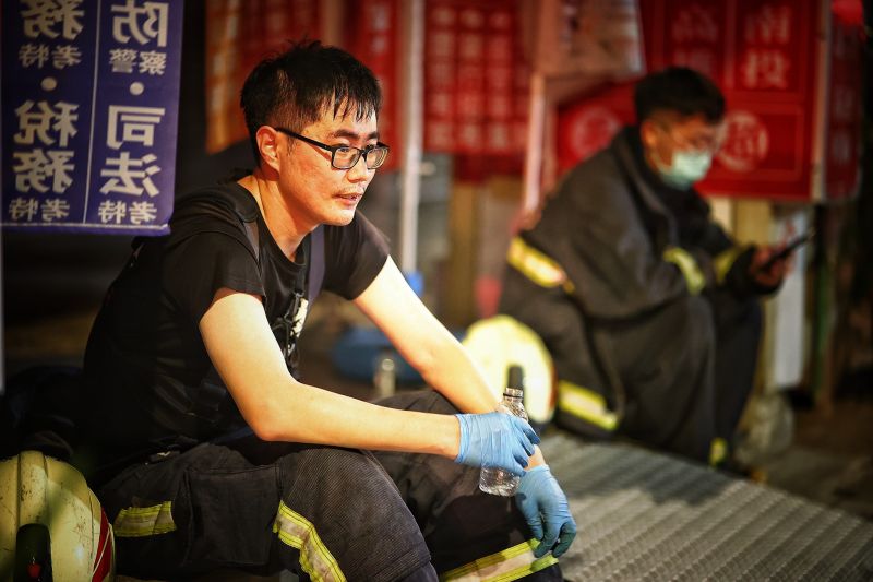 ▲一名攝影師捕捉下火災現場25張照片,許多消防員在第一線冒著生命危險救火,畫面曝光讓2.6萬網友感動不已。(圖/網友JJ