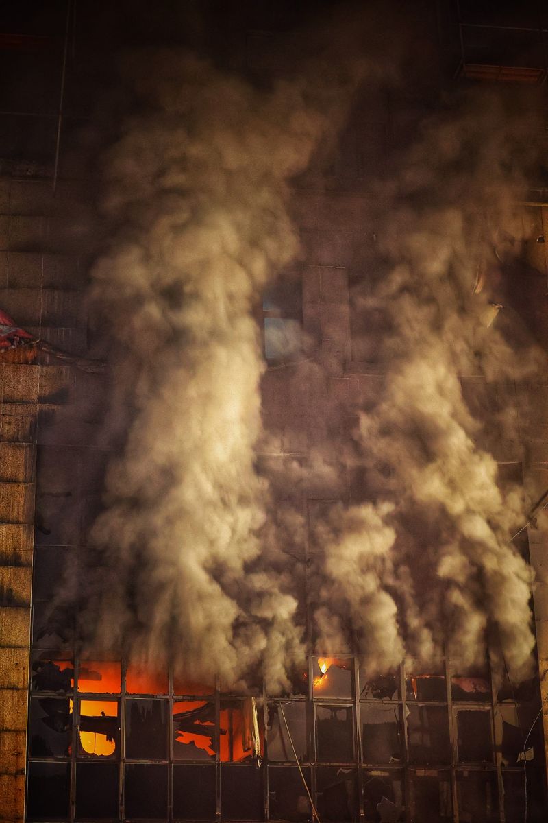 ▲一名攝影師捕捉下火災現場25張照片，許多消防員在第一線冒著生命危險救火，畫面曝光讓2.6萬網友感動不已。（圖／網友JJ