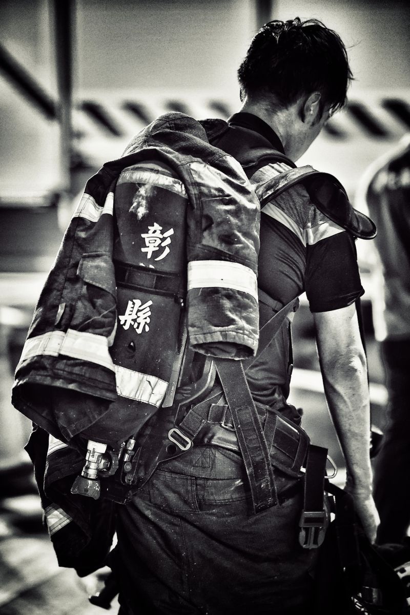 ▲一名攝影師捕捉下火災現場25張照片,許多消防員在第一線冒著生命危險救火,畫面曝光讓2.6萬網友感動不已。(圖/網友JJ