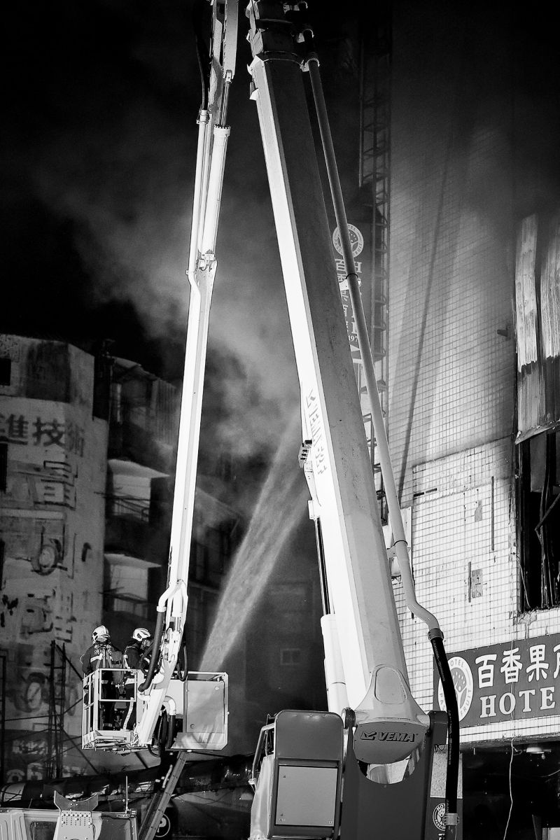 ▲一名攝影師捕捉下火災現場25張照片,許多消防員在第一線冒著生命危險救火,畫面曝光讓2.6萬網友感動不已。(圖/網友JJ