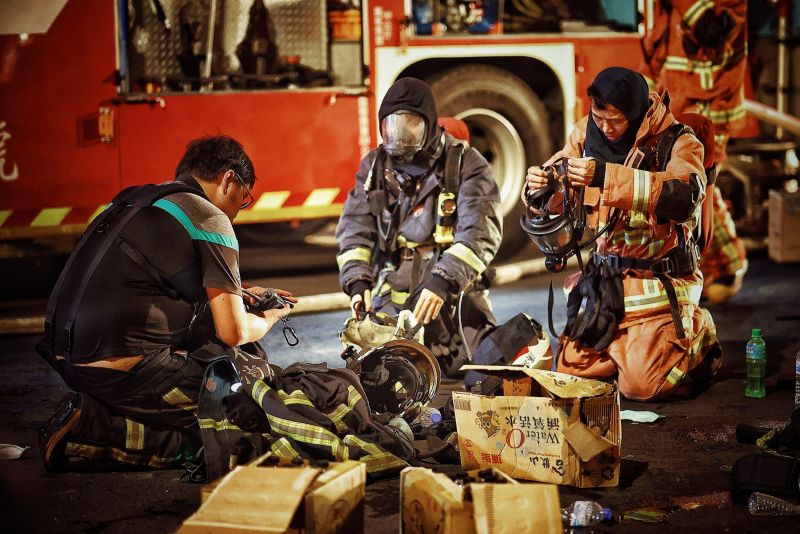 ▲一名攝影師捕捉下火災現場25張照片，許多消防員在第一線冒著生命危險救火，畫面曝光讓2.6萬網友感動不已。（圖／網友JJ