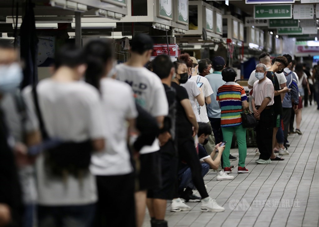 ▲台北市政府1日在環南市場對攤商進行PCR篩檢，將來要持PCR陰性證明才能進場，攤商們一早就在市場1樓大排長龍。（圖/中央社）