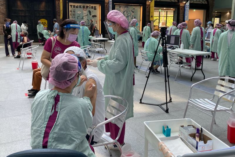 ▲莫德納疫苗2日起陸續在台北市各大接種所，進行第一至第八類優先接種民眾的預約施打。（圖／記者朱啓瑜攝）