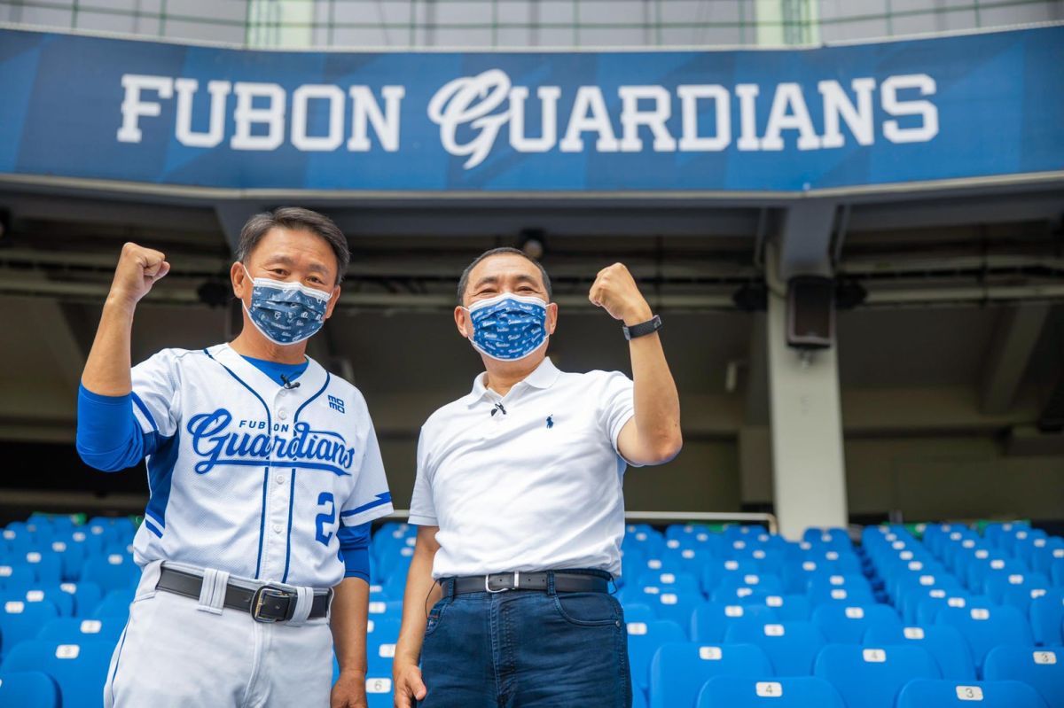 ▲北市長侯友宜攜手「富邦悍將」的總教練洪一中，共同宣導疫苗接種前後的注意事項。（圖／新北市政府新聞局提供）