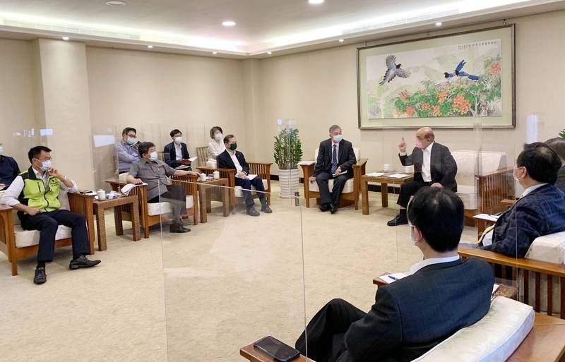 ▲行政院針對環南市場疫情召開緊急應變會議。（圖／行政院提供）