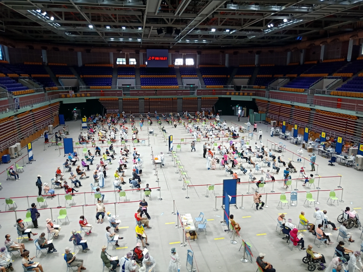 ▲屏東縣第二波大量疫苗施打今首日開打，由於天氣晴朗，一早各施打及速打站就湧入人潮。（圖／屏東縣政府提供, 2021.07.02）