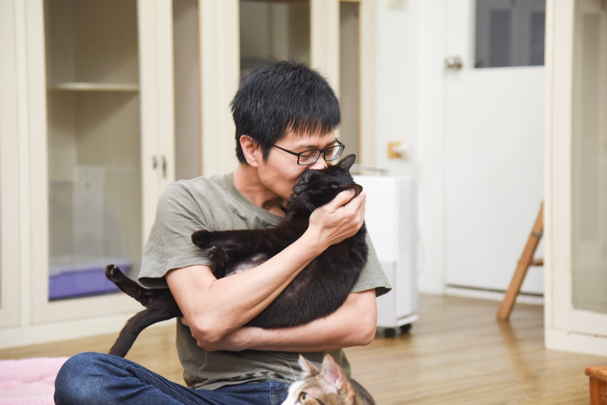 ▲燒賣與寵毛網分享《拼圖喵中途之家》的創辦歷程。（圖／寵毛網，記者陳明安攝）