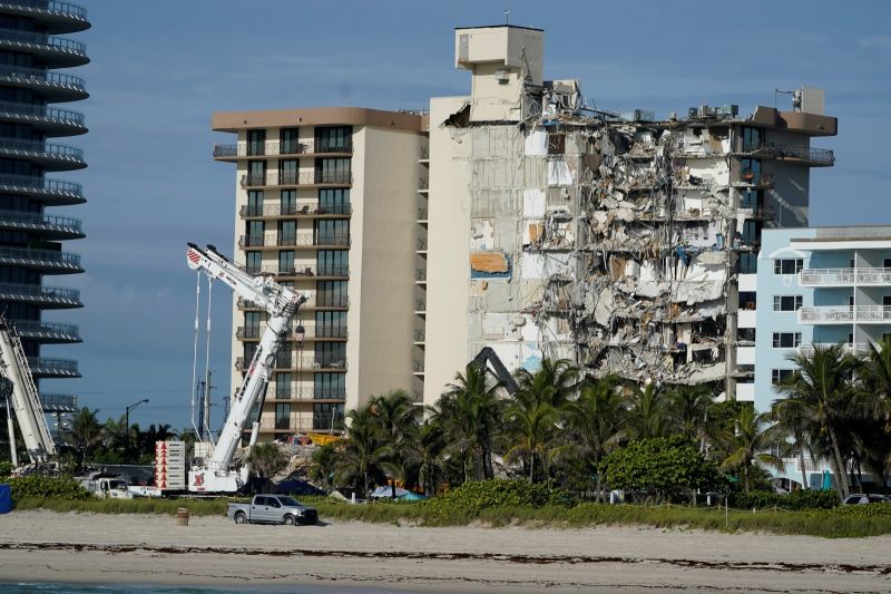 ▲美國佛羅里達州邁阿密瑟夫賽德鎮住宅大樓坍塌，有在地商人回憶起911事件，免費提供災民住宿。（圖／美聯社／達志影像）