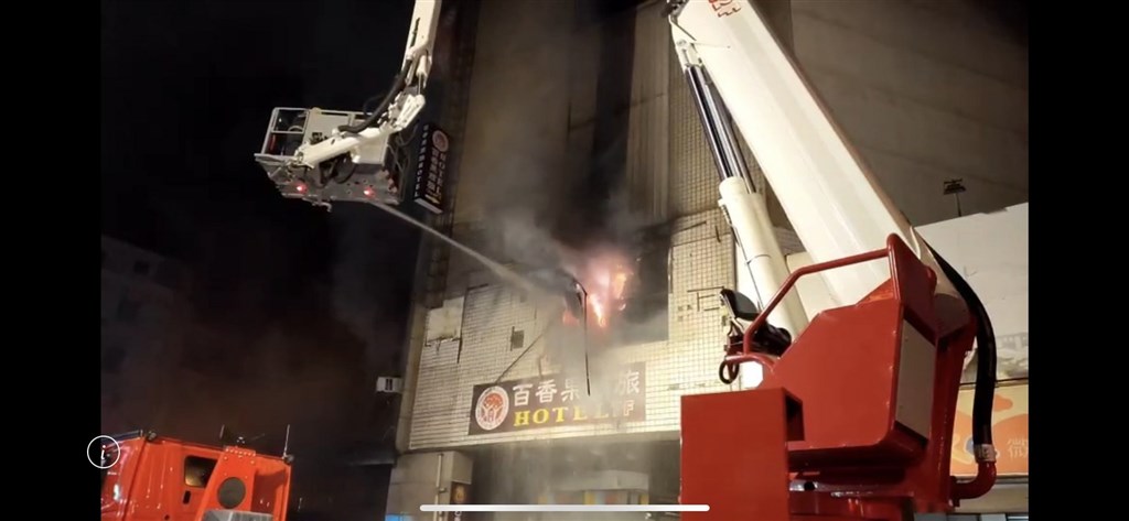 ▲彰化喬友大樓6月30日發生大火造成4死。嘉義市義消鄭榮貴公布死者陳建光的生前錄影，畫面中陳建光說，老闆廣播說火災是誤傳，若跑出去可能會被罰錢。（圖/中央社）