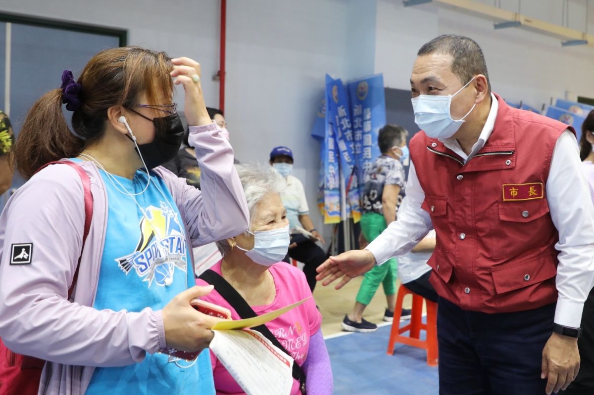 ▲莫德納疫苗開打的第一天，新北市長侯友宜三重碧華國中的接種站，關心民眾施打疫苗的情形。（圖／新北市政府提供）