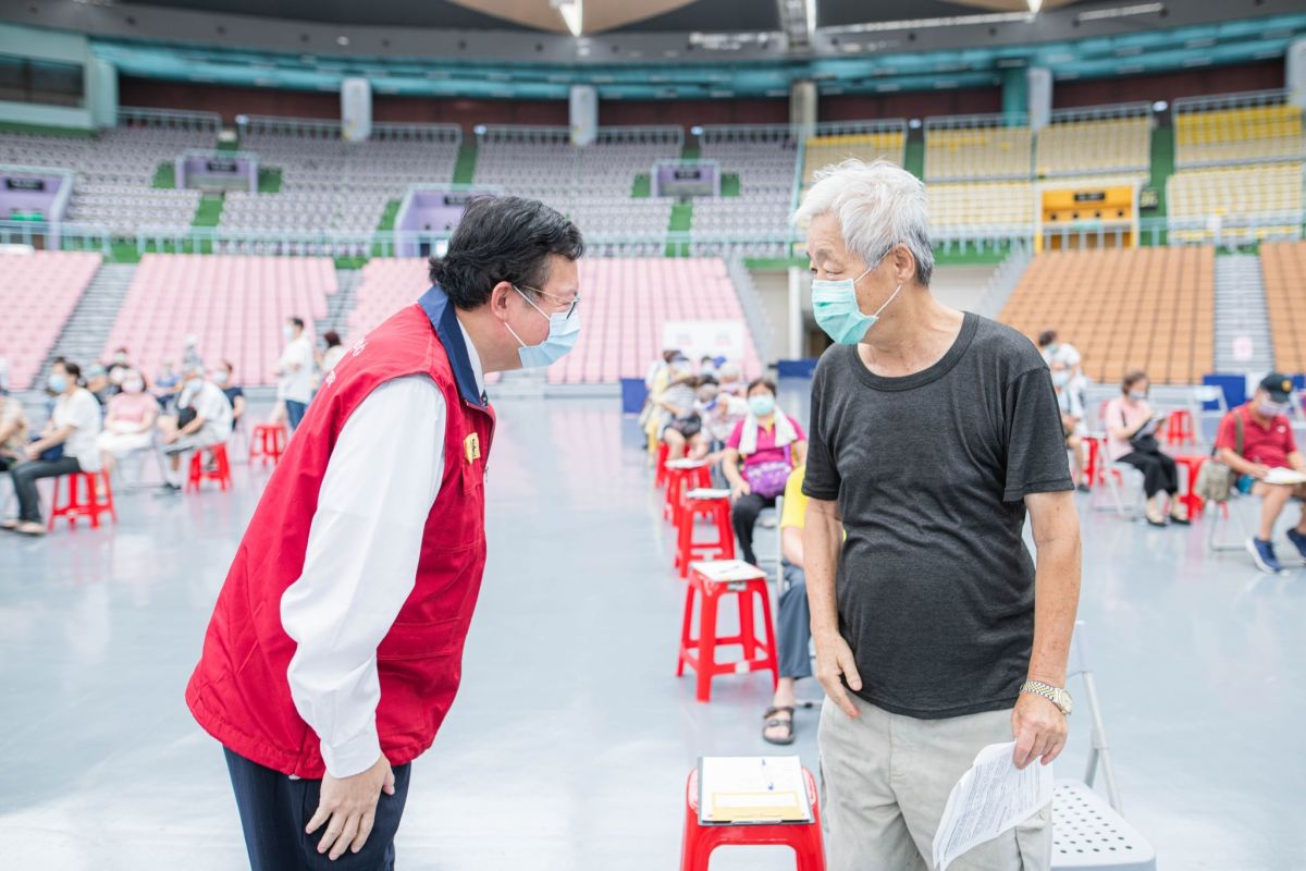 ▲鄭文燦表示，預估目前獲配的疫苗數量還不太夠，市府會積極向中央反應，希望能順利一路打到65歲。（圖／桃園市政府提供）