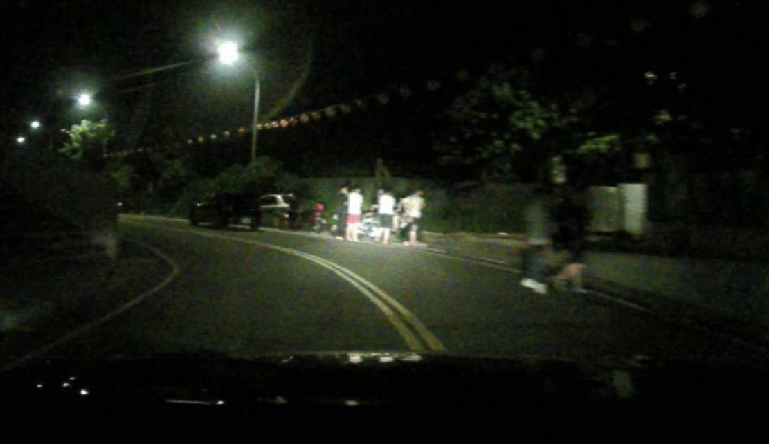 ▲13名年輕人群聚公園聊天，民眾誤以為是有黑道分子要滋事，警方快打部隊到場將他們移送相關單位裁罰。（圖／桃園分局提供）